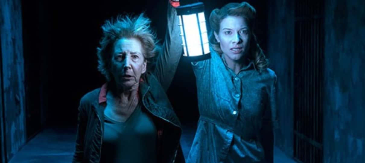 Atriz Lin Shaye e produtor Jason Blum da saga Sobrenatural virão ao Brasil neste ano