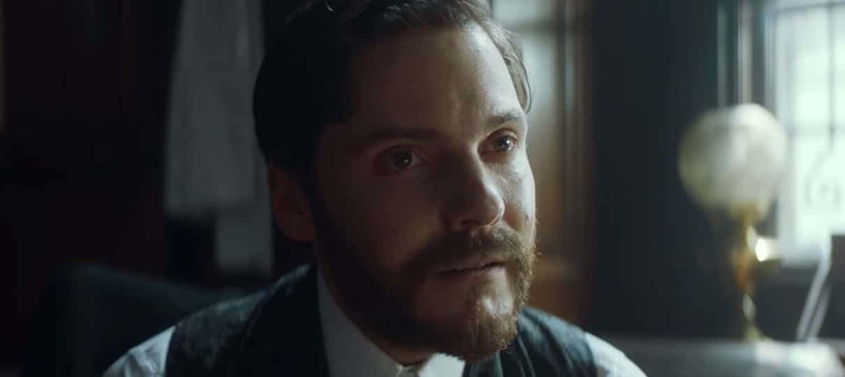 The Alienist | Série com Luke Evans e Dakota Fanning ganha novo trailer cheio de mistérios