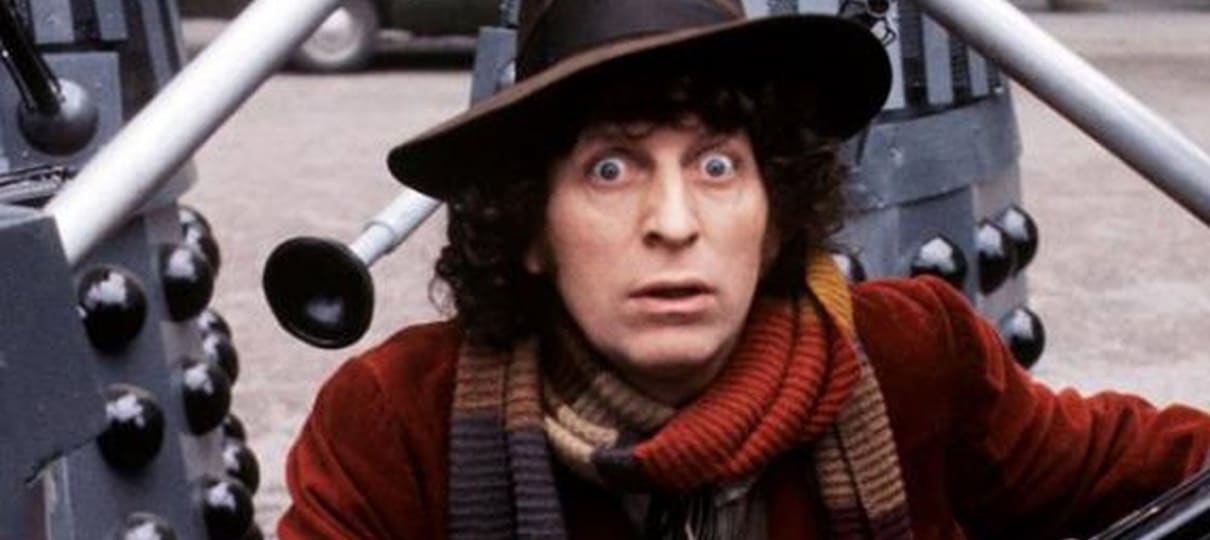 Tom Baker, o Quarto Doctor, fez uma mensagem especial para o aniversário de Doctor Who!