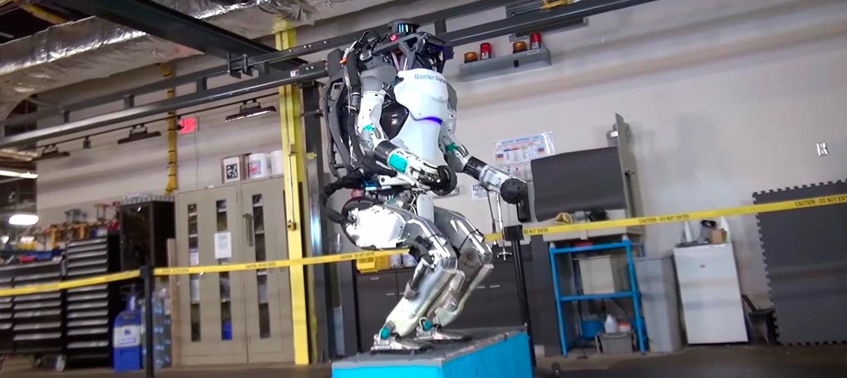 Novo robô humanoide da Boston Dynamics consegue pular e dar saltos mortais!