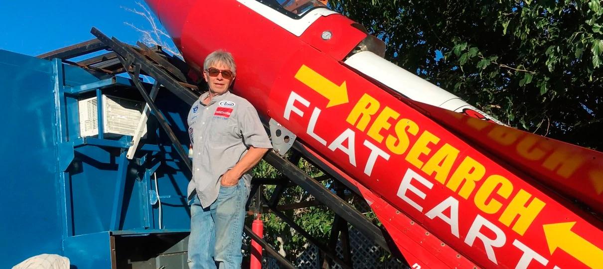 Um sujeito construiu um foguete caseiro para provar que a Terra é plana