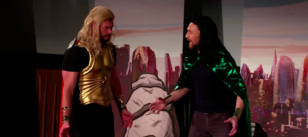 Elenco de Thor: Ragnarok faz surpresa e encena filme ao vivo