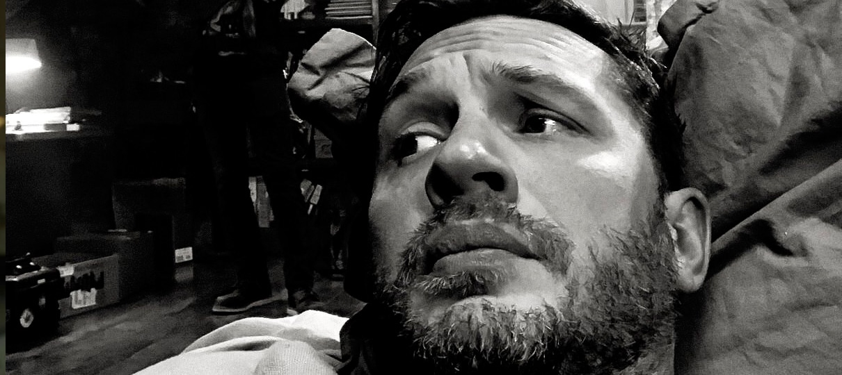 Venom | Nova foto mostra Tom Hardy e equipe nos bastidores