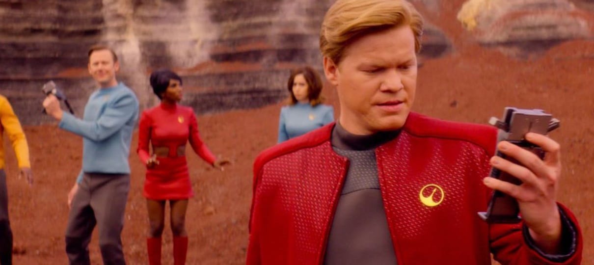 Black Mirror | Kirsten Dunst e Aaron Paul fizeram uma aparição especial na série!