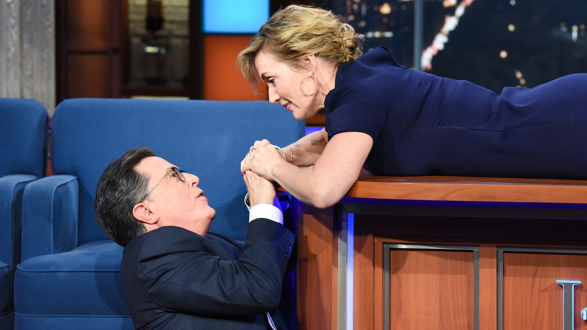Kate Winslet recria cena final de Titanic com Stephen Colbert