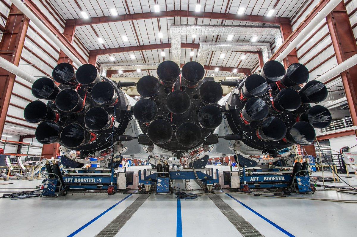 Elon Musk publica novas fotos do Falcon Heavy