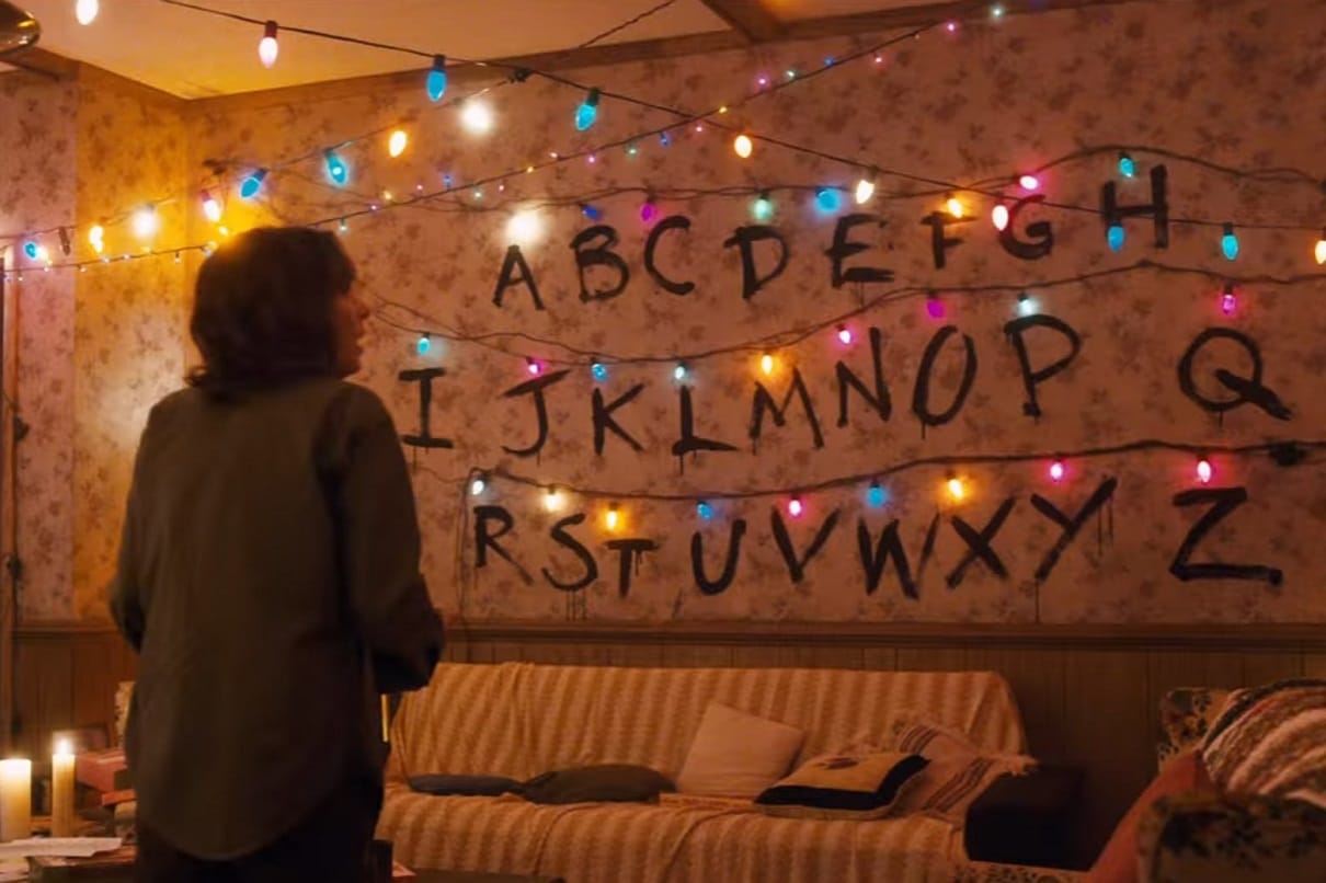 Stranger Things | Série ganha tabuleiro de Ouija inspirado pela parede da casa dos Byers