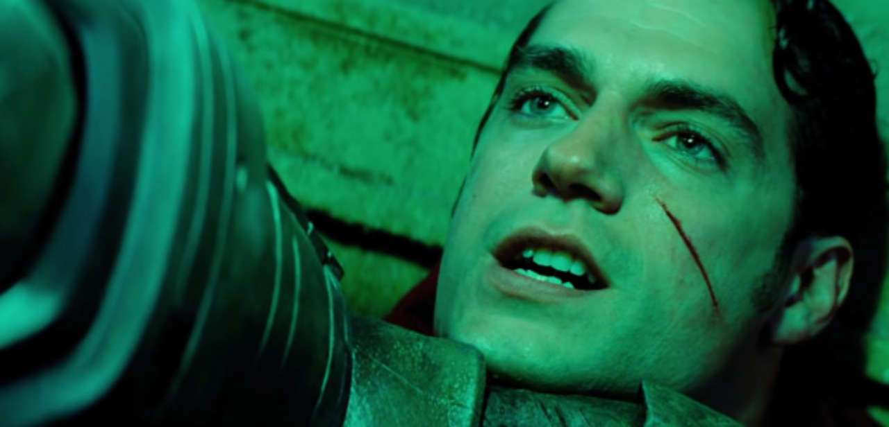 Até o Ezra Miller zoa o "Salve Martha!" de Batman vs Superman