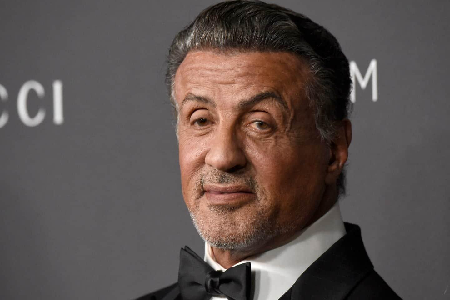 Mulher abre denúncia de estupro contra Sylvester Stallone; ator nega