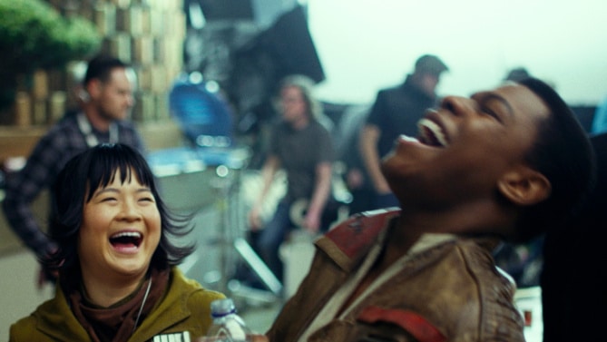 Star Wars: Os Últimos Jedi | Finn e Rose vivem momento de descontração em fotos de bastidores