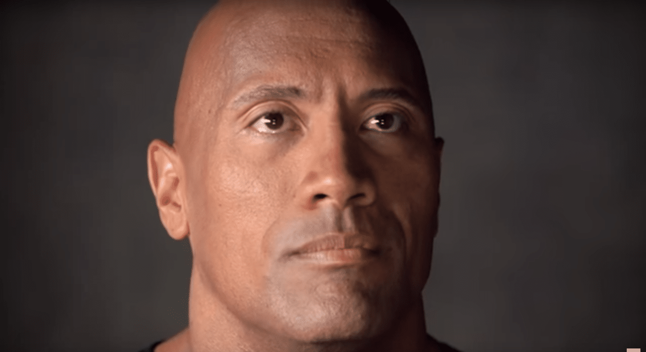 The Rock se emociona ao ganhar estrela na calçada da fama