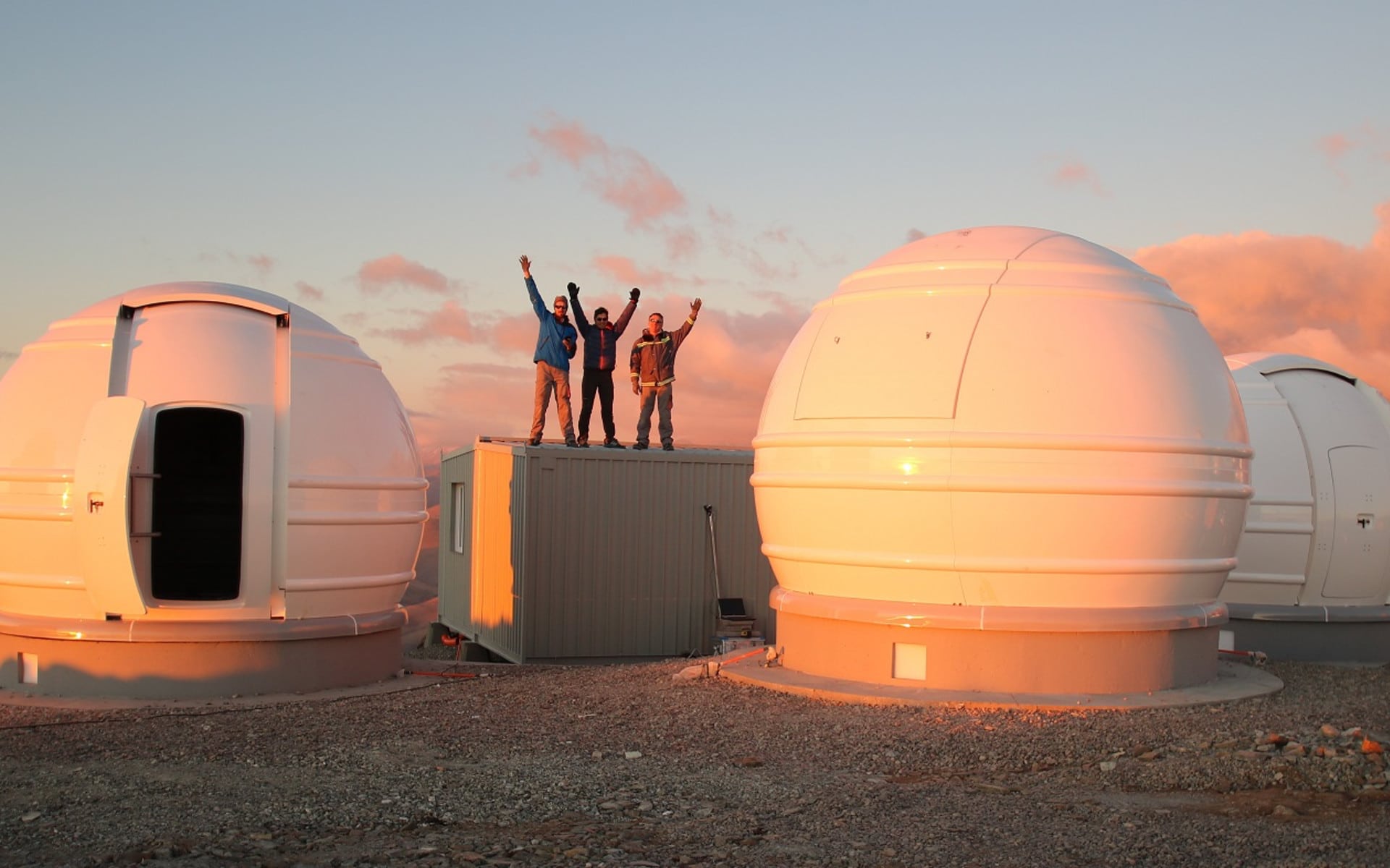 Sited at ESO’s La Silla Observatory in northern Chile, the French national ExTrA (Exoplanets in Transits and their Atmospheres) project is amongst a new generation of planet-hunting telescopes. Comprising three 60-centimetre telescopes, the facility utilises the transit method to detect Earth-sized worlds in the Milky Way — looking for slight dips in the light from a star that could be caused by a planet passing across the star’s disc and obscuring some of its light.