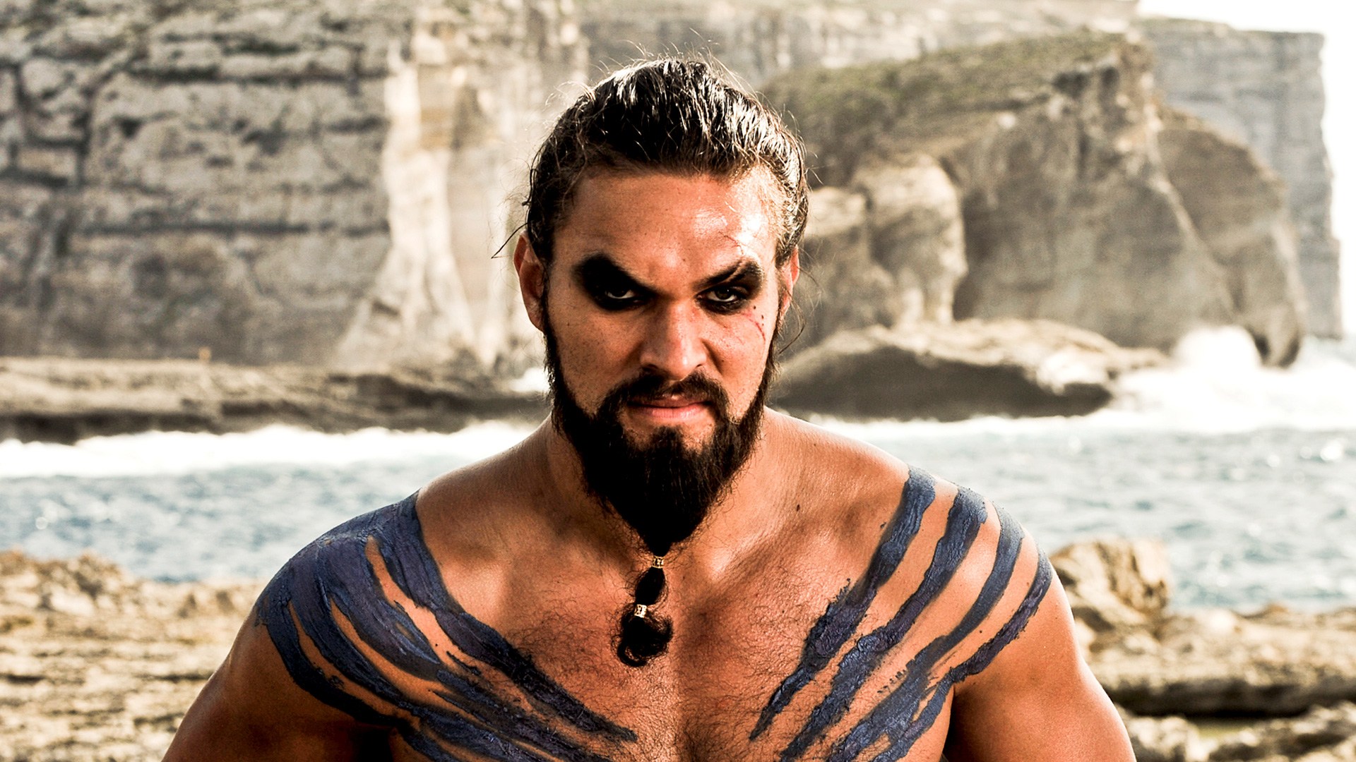 George R.R. Martin relembra abraço com Jason Momoa em foto