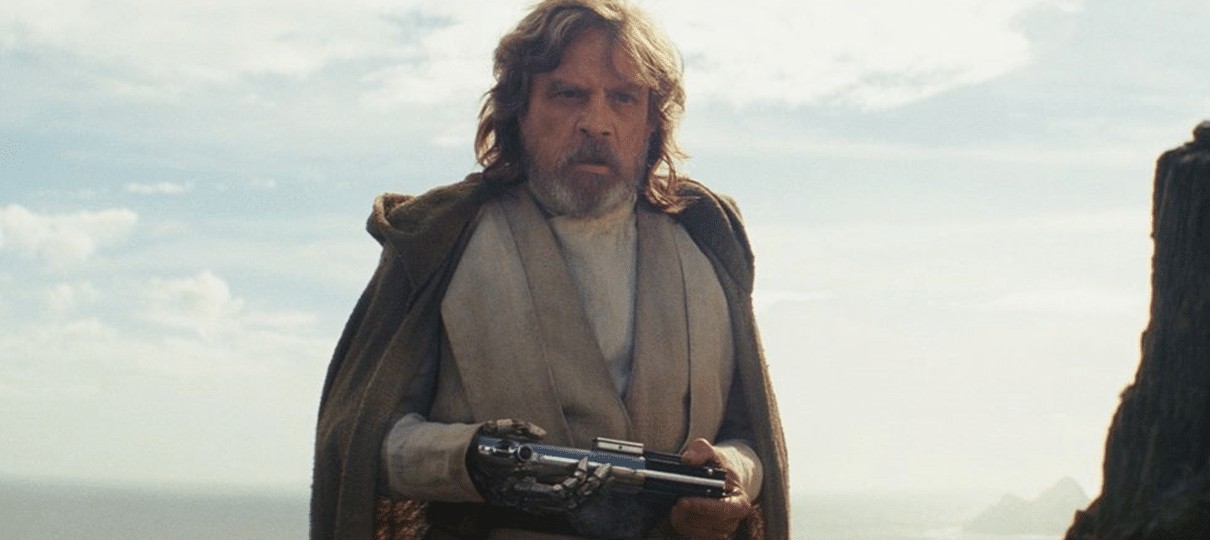 Diretor explica por que Luke não usou o sabre de luz verde NAQUELA cena em Os Últimos Jedi