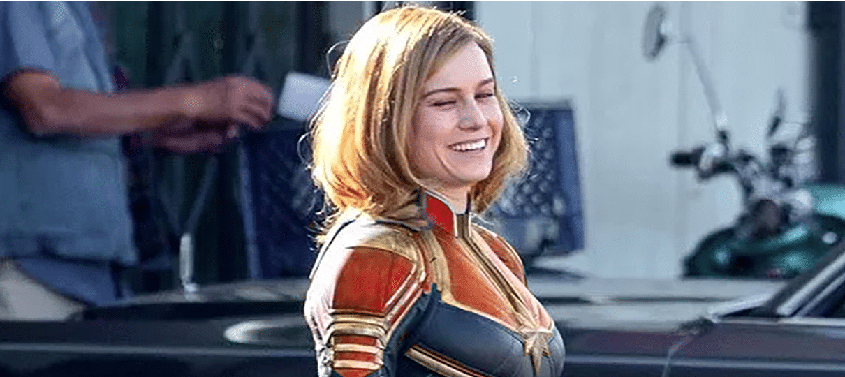 Capitã Marvel | Artista edita fotos do set e adiciona cores clássicas da personagem
