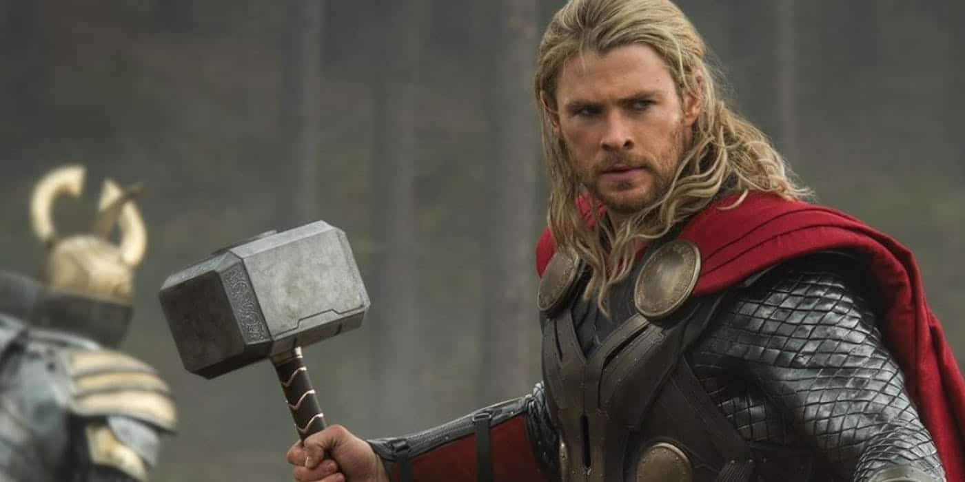 Thor | Chris Hemsworth usa um Mjolnir como porta papel higiênico