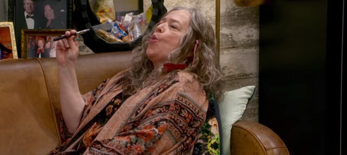 Disjointed | Kathy Bates aparece mais “doidona” ainda em novo trailer da série da Netflix