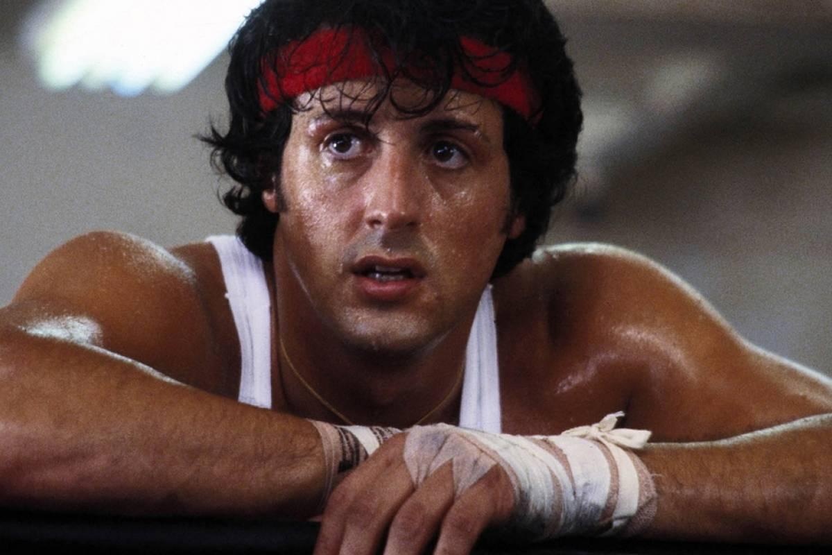 Sylvester Stallone divulga primeiro cartaz da história de Rocky: Um Lutador