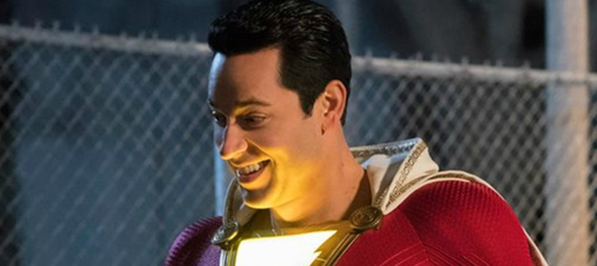 Relâmpago do uniforme de Shazam! se acende em nova imagem oficial do longa