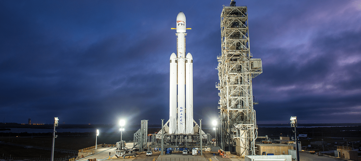 Vídeo mostra Falcon Heavy, o foguete mais poderoso do mundo, em posição de lançamento