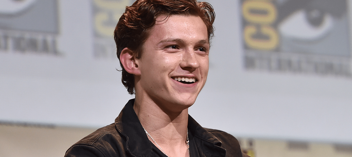 Tom Holland brinca sobre estar arrependido de dublar Rihanna em programa de TV