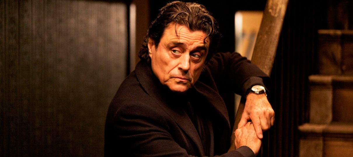 Ian McShane detalha relação de Hellboy e Broom no novo filme
