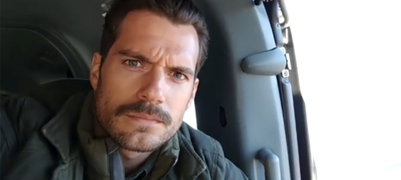 Fãs usam inteligência artificial para remover o bigode de Henry Cavill