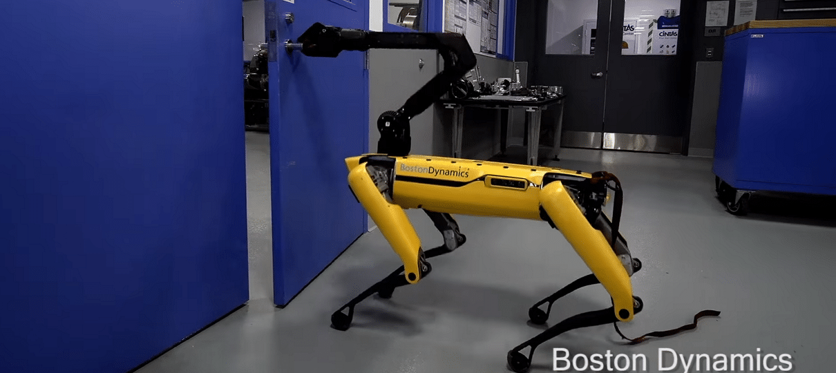 Humano tenta impedir robô da Boston Dynamics de abrir porta e o vídeo parte nosso coração