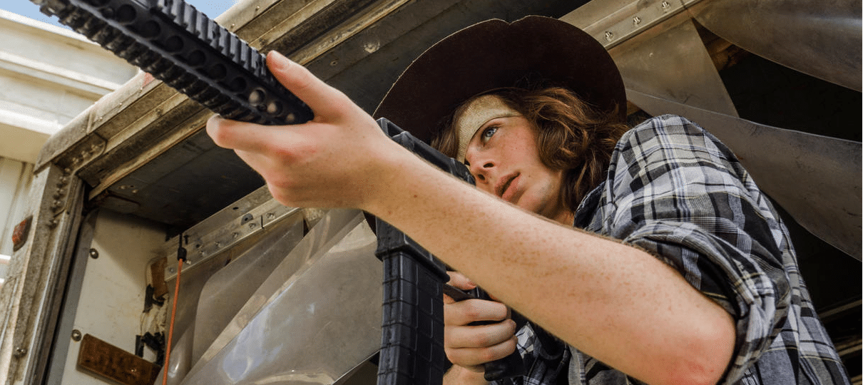 Ator de The Walking Dead comprou o lança-chamas de Elon Musk e agora a zoeira começou