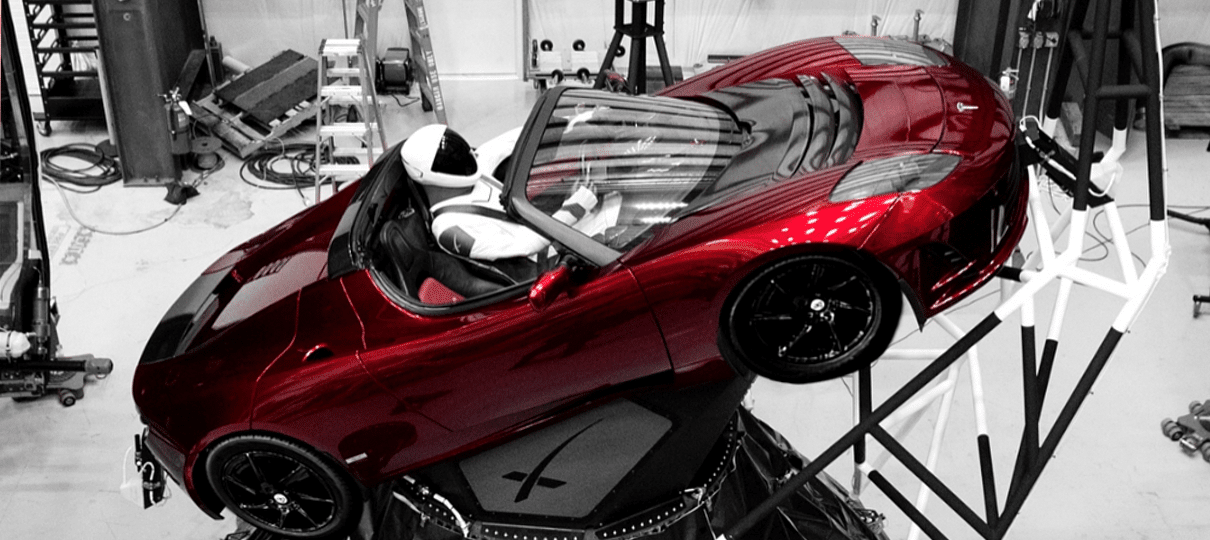 Elon Musk publica foto de carro pronto para decolar a bordo do foguete Falcon Heavy