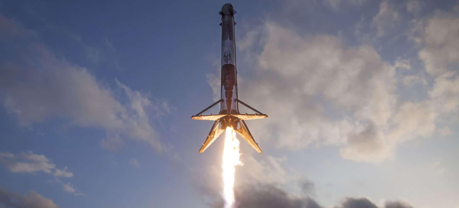 Governo brasileiro quer fechar parceria com SpaceX e Boeing para o lançamento de foguetes