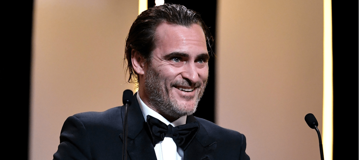 Joaquin Phoenix pode interpretar Coringa em filme de origem de Todd Phillips