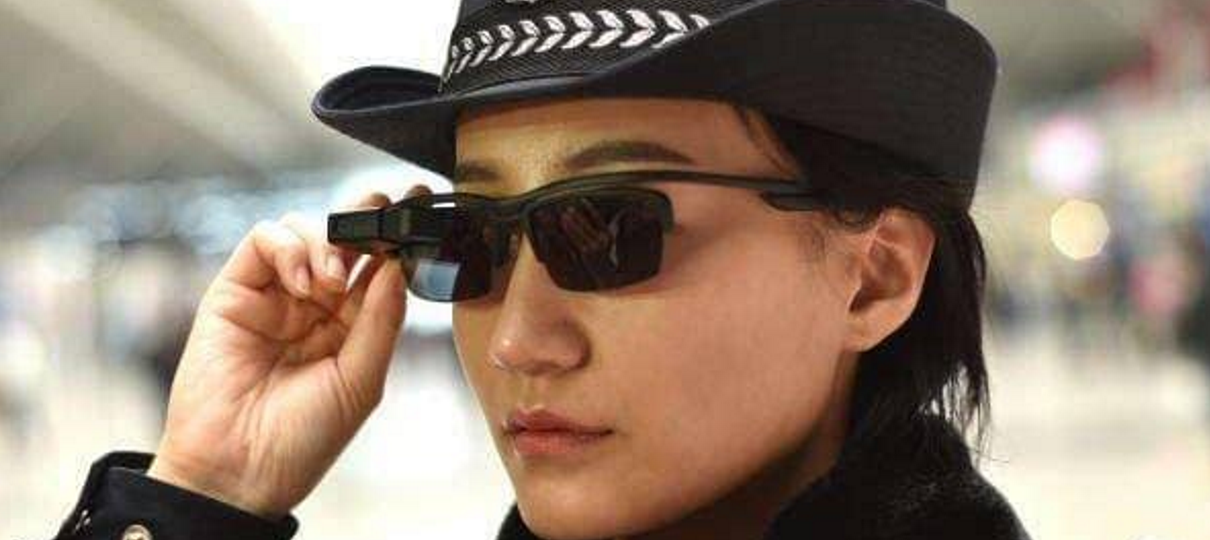 Polícia chinesa está usando óculos escuros com câmera para ajudar na captura de criminosos