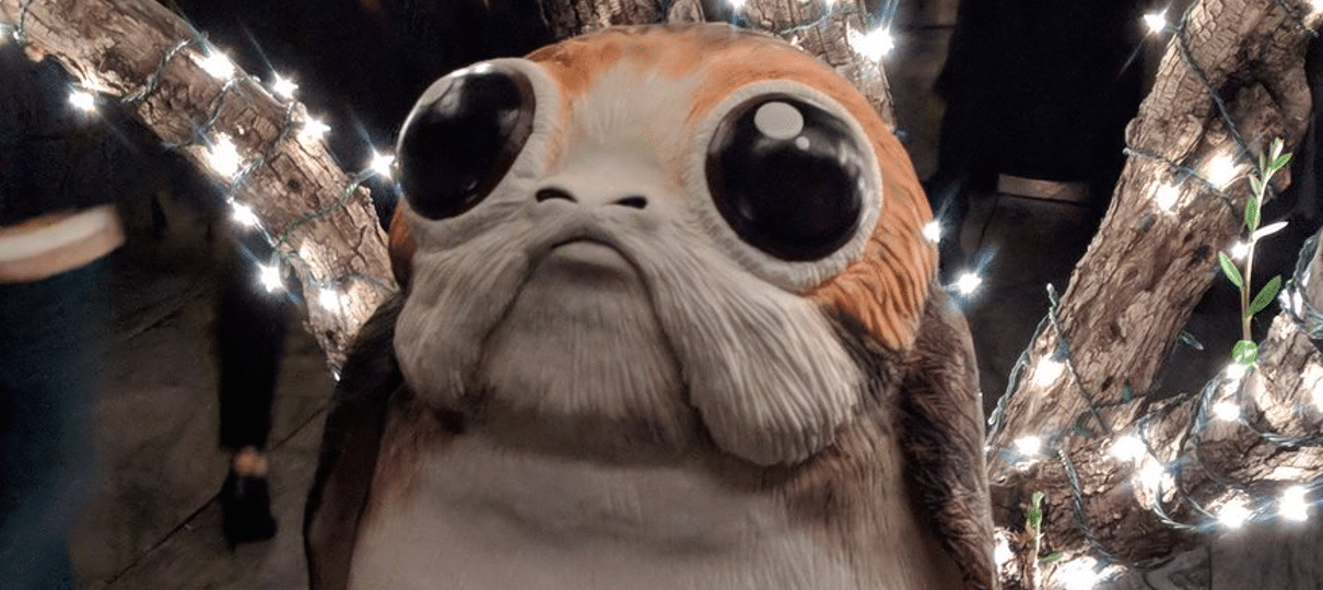 Rian Johnson brutalmente assassinou um Porg com uma faca (mas era só um bolo)