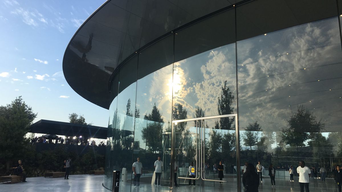Funcionários da Apple estão se chocando com portas de vidro no novo escritório da empresa