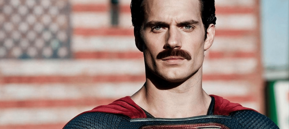 Zack Snyder brinca com o bigode de Henry Cavill em Liga da Justiça