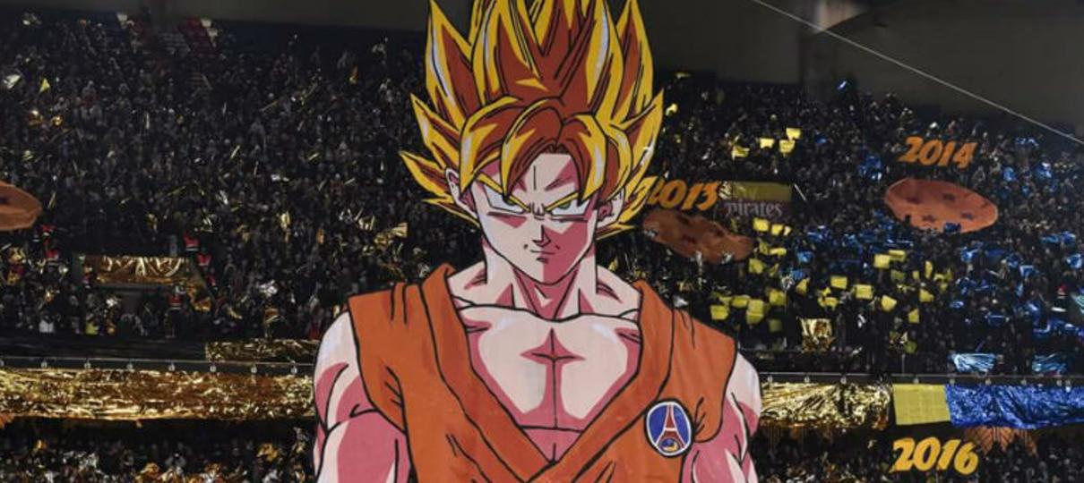 Em jogo de futebol, torcedores levantam bandeirão do Goku, de Dragon Ball