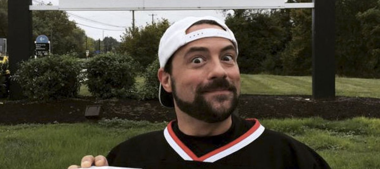 Kevin Smith agradece fãs e dá detalhes sobre ataque cardíaco em vídeo