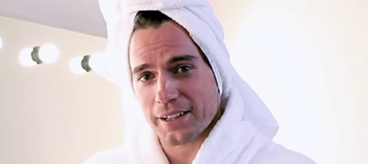 Henry Cavill tira o bigode e brinca: "eu juro que não é CGI"