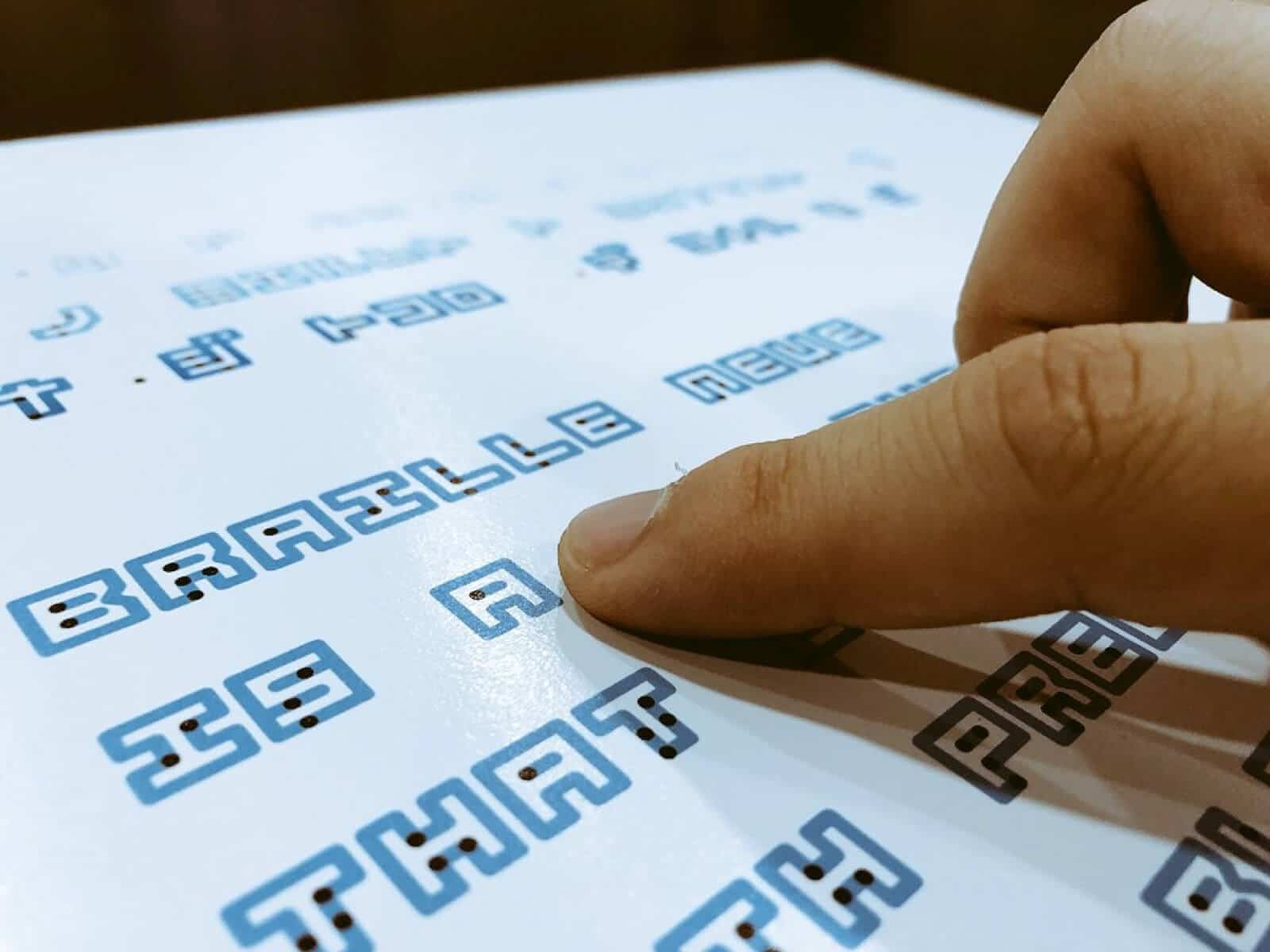 Designer japonês cria fonte que mistura o Braille com a escrita tradicional