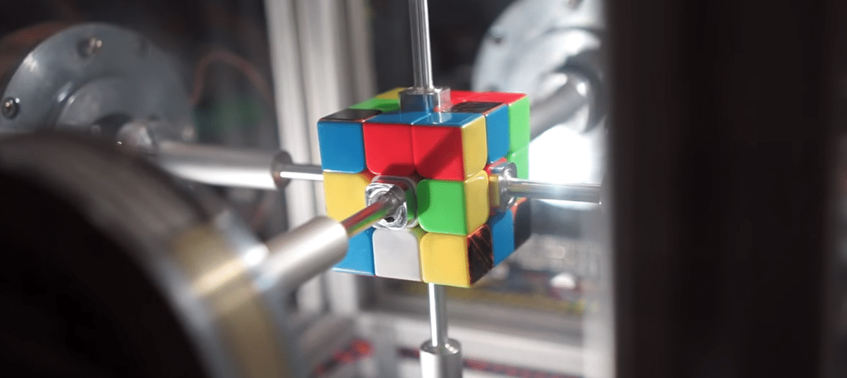 Esse robô consegue resolver um cubo mágico em menos de um segundo