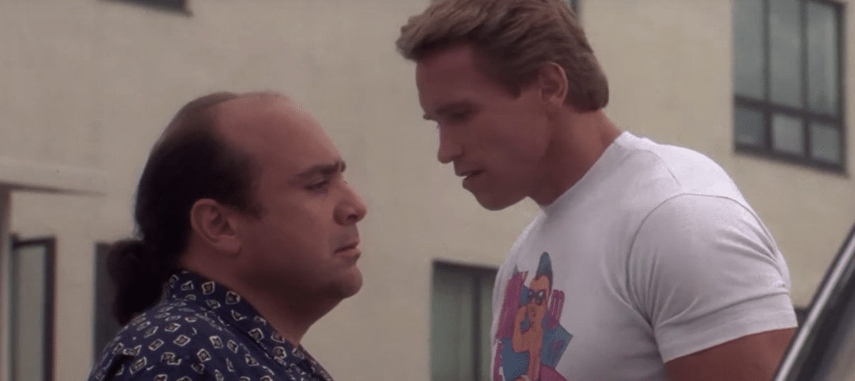 Arnold Schwarzenegger e Danny DeVito se apaixonam nessa paródia de Me Chame Pelo Seu Nome