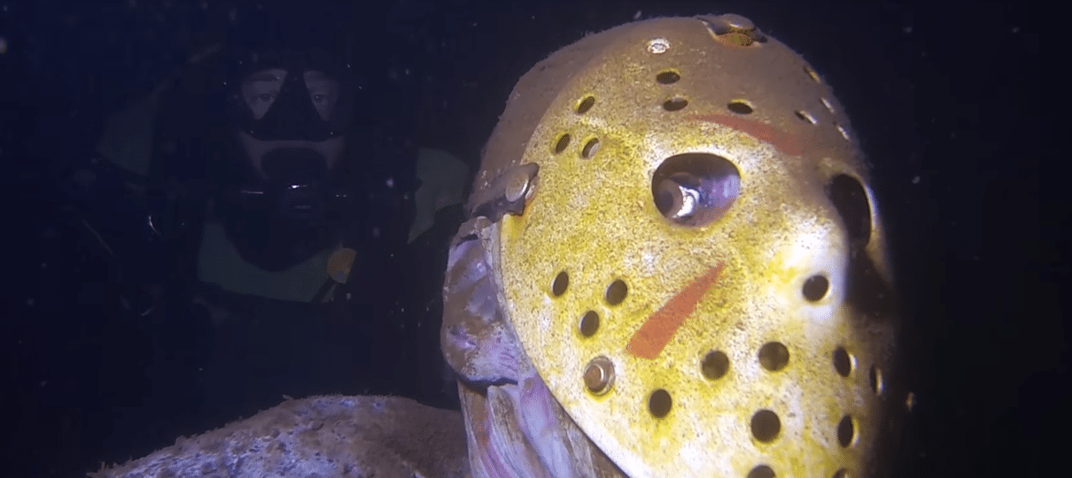 Alguém colocou uma estátua do Jason no lago de Minnesota para assustar banhistas