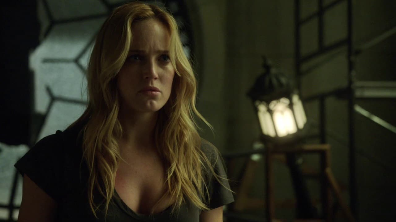 Arrow | Caity Lotz vai aparecer no final da sexta temporada