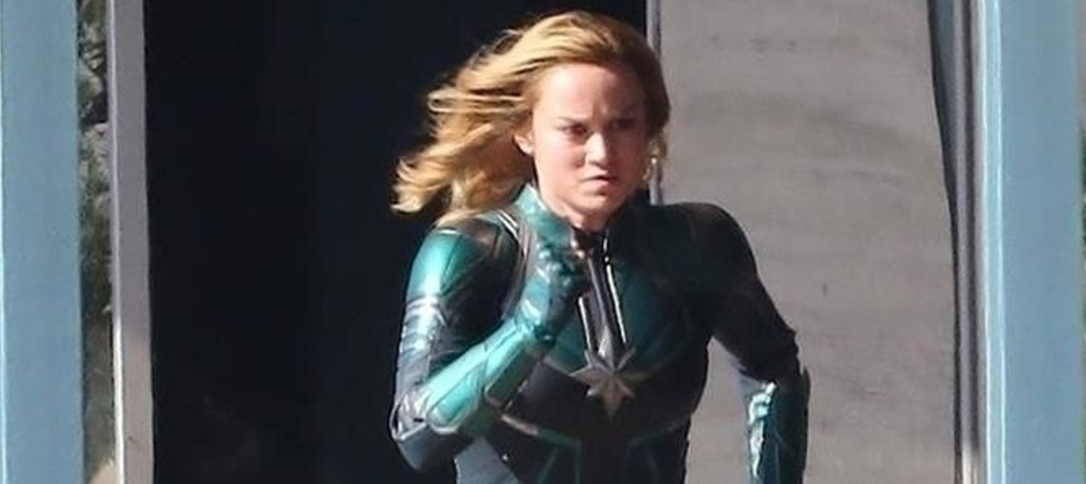 Brie Larson aparece com uniforme verde em novas fotos de Capitã Marvel