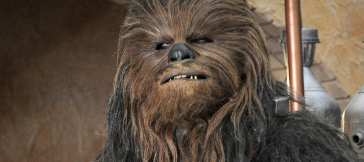 Designer "raspou" todo o pelo do Chewbacca e o resultado te dará pesadelos