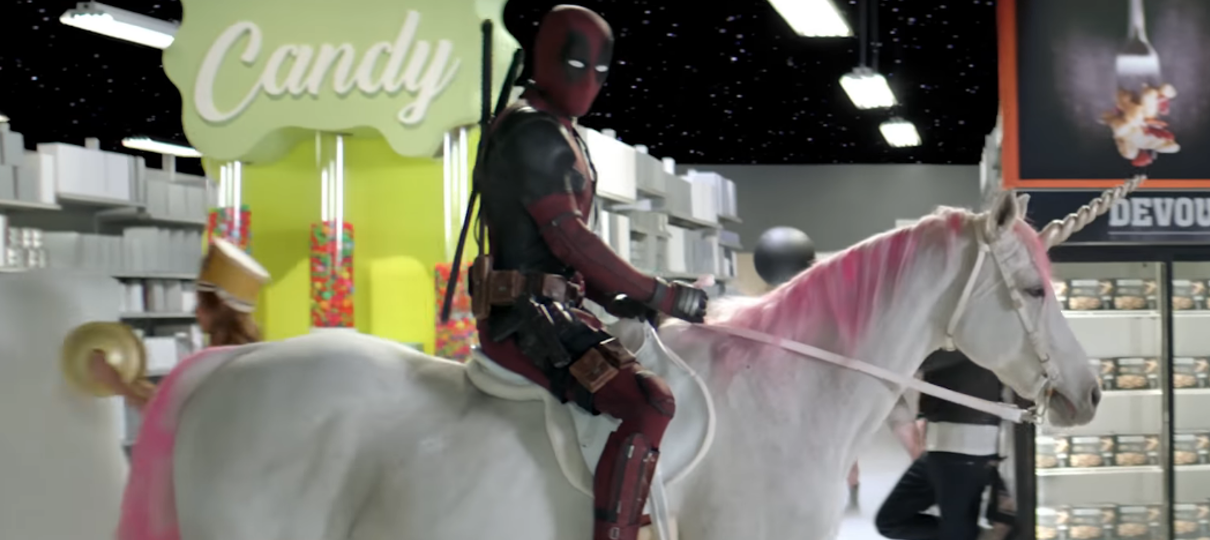 Deadpool cavalga em unicórnio para vender sanduíches