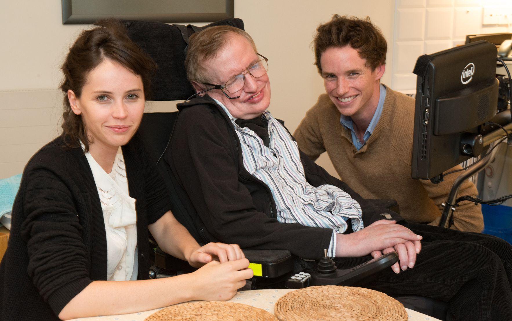 Eddie Redmayne homenageou Stephen Hawking no funeral do cientista