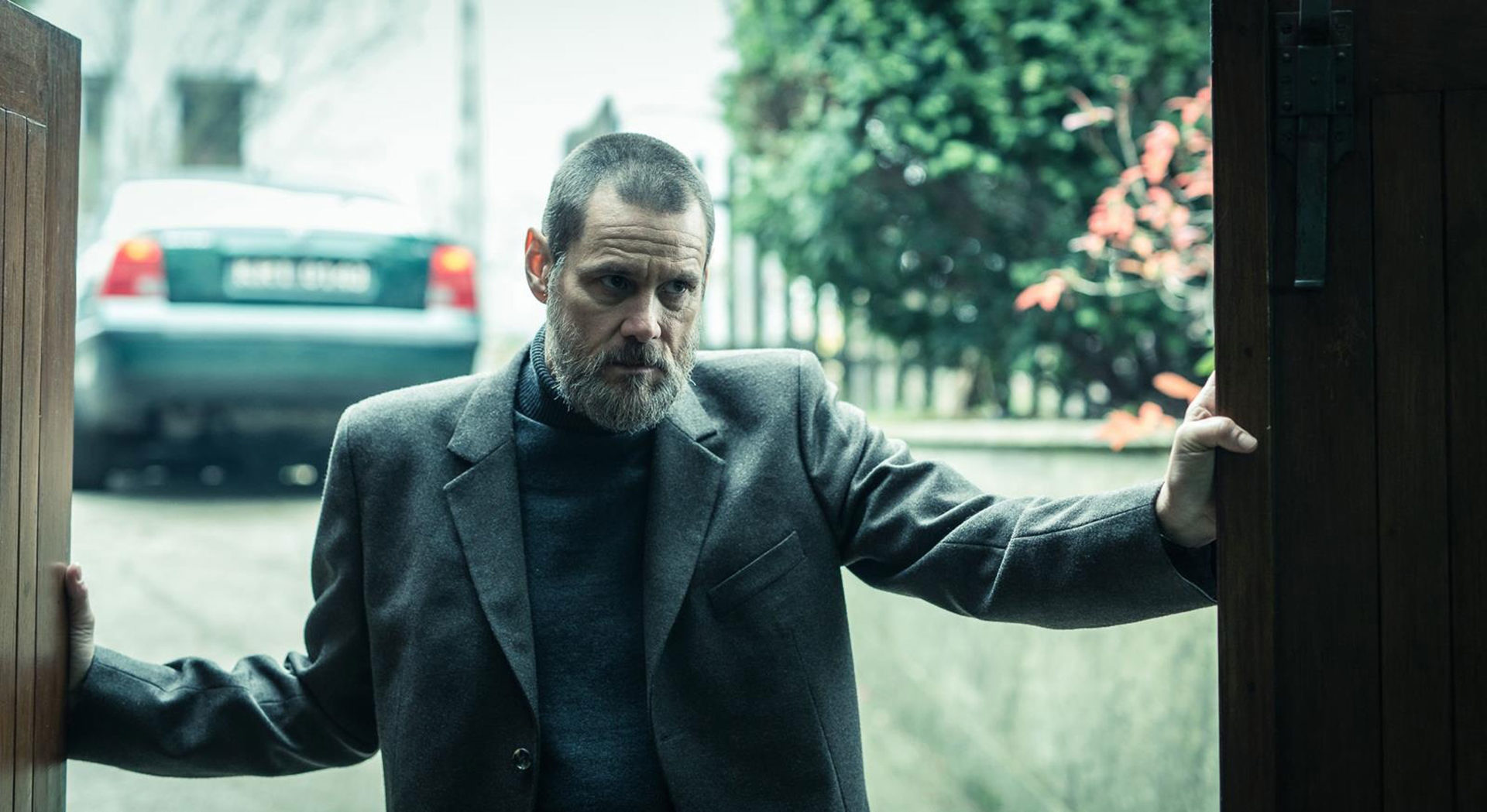 Jim Carrey tenta prender um assassino em trailer de Dark Crimes