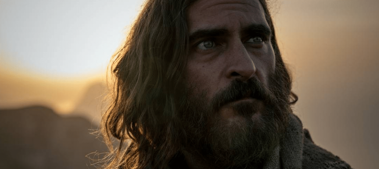 Joaquin Phoenix diz que interpretar o Coringa seria "interessante"